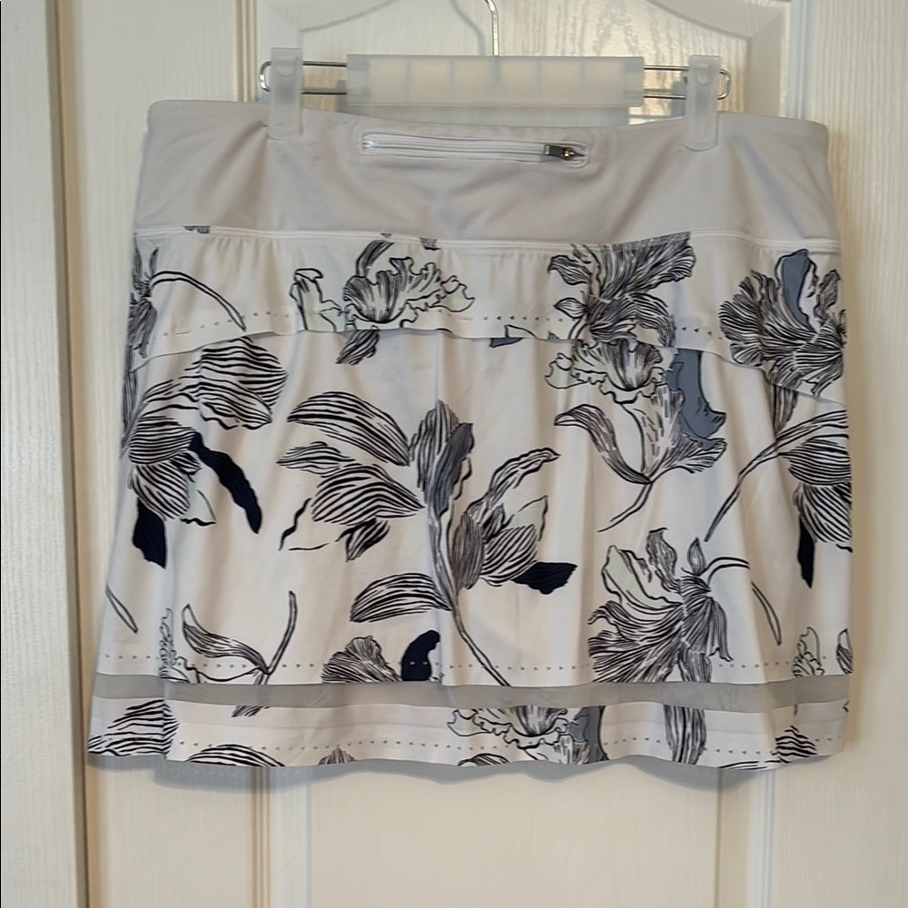 Athleta Black and White Floral Laser Cut Skort size Large - Picture 4 of 6